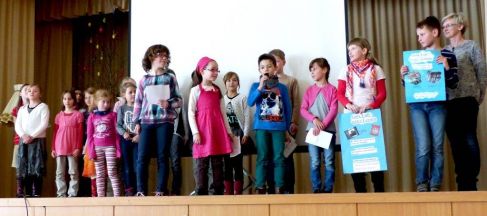 Schüler der Großharthauer Grundschule freuen sich über den Erhalt eines Schecks