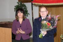 Auszeichnung für 30 Jahre aktive Dienstzeit: Kam. Steffen Oelsner (r.) und BM Kerstin Ternes