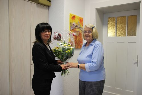 Bürgermeisterin Kerstin Ternes gratuliert Irmgard Wenzel