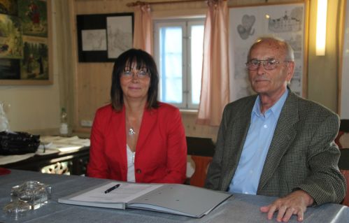 Bürgermeisterin Kerstin Ternes und Manfred Golm unterzeichnen den Schenkungsvertrag