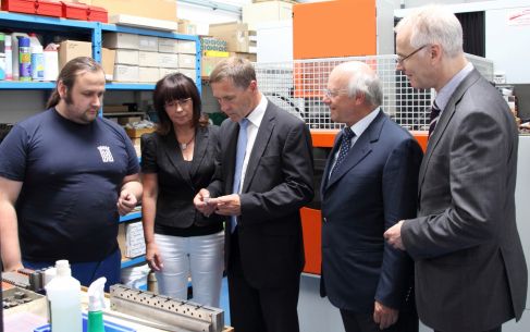 Geschäftsführer A. Heuer (2.v.r.) zeigt Bürgermeisterin K. Ternes, MdL A. Mikwauschk und Staatssekretär H. König (r.) die Vielfalt der Produktpalette seines Unternehmens HEUER Metallwaren GmbH