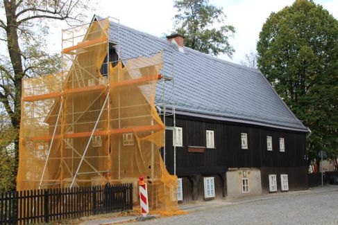Die ersten Sanierungsarbeiten am Heimatmuseum sind beendet. Die Sanierung der Außenanlagen folgt im kommenden Jahr. In wenigen Tagen weicht das Gerüst auf der Westseite, 22.10.2014.
