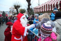 Der Nikolaus verteilt kleine Präsente an artige Kinder