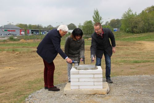 Geschäftsführer Fritz Straub, Bürgermeisterin Kerstin Ternes und Geschäftsführer Thomas Milkuhn gaben den offiziellen Startschuss für den Neubau.