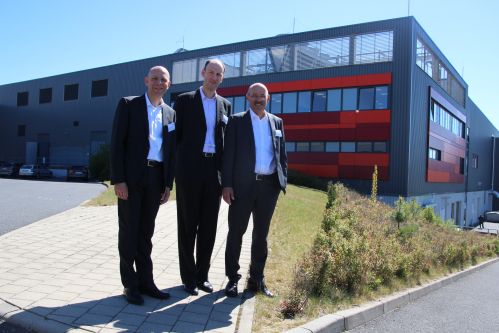 Lars van der Haegen (Hauptgeschäftsführer), Martin Arnold (Geschäftsführer des Standortes Großröhrsdorf) und Lukas Eigenmann (Konzernleitung Region Europa) vor dem neuen Standort des Belimo-Konzerns (v.l.n.r.)