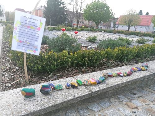 Bunte Steinschlange vor dem Rathaus