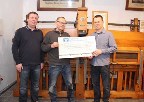 Patrick Zöllner, Bernd Hartmann und Tino Rentsch (v.l.n.r.) bei der Übergabe des Spendenschecks.