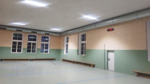 Mossgrüner Schallschutz in der neuen Turnhalle