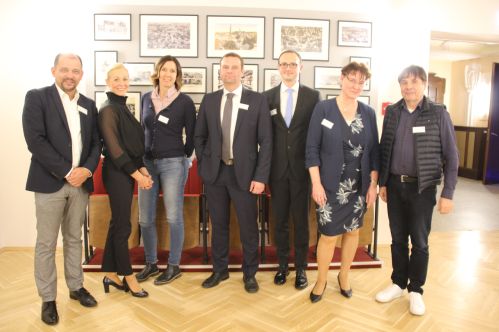 Jeffrey Pötzsch (Geschäftsführer „Zum Bandweber“), Beate Dangrieß-Jarzembowski (Team RöderSaal), Mandy Seidel (Geschäftsführerin „Zum Bandweber“), Bürgermeister Stefan Schneider, André Riffel (Wirtschaftsförderer der Stadt Großröhrsdorf), Anke Wilhelm (Schulleiterin Institut für Gesundheit und Soziales gGmbH) und Arnim Proft (Team RöderSaal) 