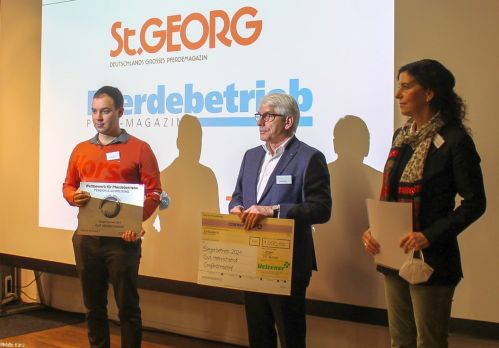 Betriebsleiter Stefan Seyfarth (links im Bild) mit der Stalltafel bei der Auszeichnungsveranstaltung