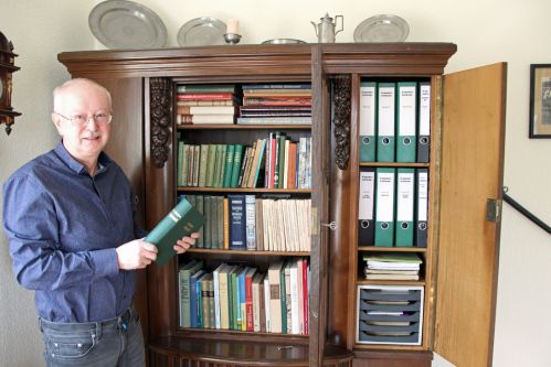 Hobby-Historiker Rüdiger Röllig vor seinem umfangreichen Privat-Archiv