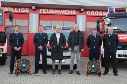 Stadtteilwehrleiter der Stadtteilfeuerwehr Großröhrsdorf Peter Ansorge, Stadtwehrleiter Marcel Oehme, Dirk Baldauf von der Livos Gruppe, Hauptamtsleiter Veit Großmann und Stadtteilwehrleiter der Stadtteilfeuerwehr Bretnig-Hauswalde Ralph Gräfe mit seinem Stellvertreter Rolf Körner (v.l.n.r.) bei der Übergabe der Lüfter