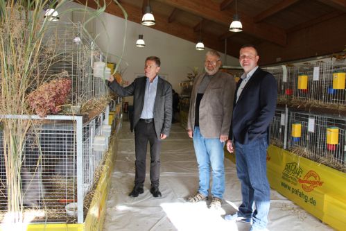 Aloysius Mikwauschk, Mitglied des Sächsischen Landtages, der Vorsitzende des Rassekaninchenzuchtvereins S 196 Großröhrsdorf e.V. Peter Keller und Bürgermeister Stefan Schneider beim Rundgang durch die Tierschau