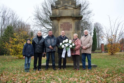 stellvertretender Ortsvorsteher Siegfried Mager, Stellvertreterin des Bürgermeisters Monika Maßwig, Ortsvorsteher Reinhard Marz und die Ortschaftsräte Jürgen Vogt und Sven Schreier mit Sohn (v.r.n.l.)