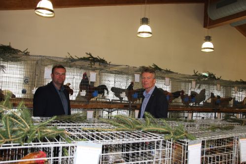 Vereinsvorsitzender Hartmut Walther führt Bürgermeister Stefan Schneider durch die Ausstellung