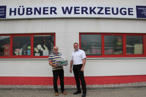 Auch Bürgermeister Stefan Schneider verabschiedete Klaus Hübner mit einem kleinen Präsent in den Ruhestand.