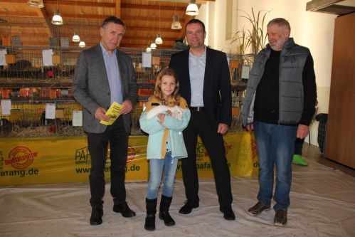 Mitglied des Sächsischen Landtag Aloysius Mikwauschk, Bürgermeister Stefan Schneider mit Tochter Lotta und der Vorsitzende des Rassekaninchenzuchtvereins S 196 Großröhrsdorf e.V. Peter Keller (v.l.n.r.) beim Rundgang durch die Tierschau