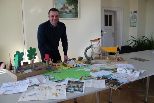 Bürgermeister Stefan Schneider freut sich über die zahlreichen kreativen Beiträge zur Gestaltung des Spielplatzes
