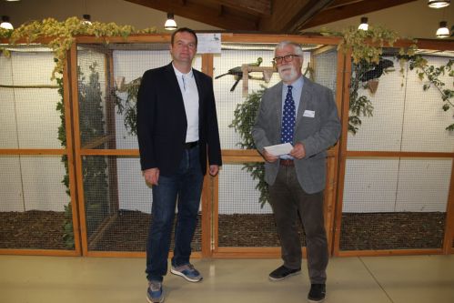 Vereinsvorsitzender Matthias Schwabe (r.) führte Bürgermeister Stefan Schneider durch die Vogelausstellung