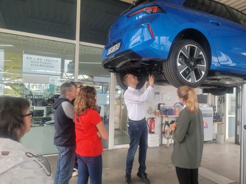 Blick unter ein E-Auto beim Autohaus Winter