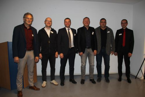 Die Redner zum 17. Firmen-Info-Treffen: Norbert Fiedler (Frauenrath Bauunternehmen GmbH), Christian Perplies (FEST GmbH), Bürgermeister Stefan Schneider, Jan Gottlöber (Frauenrath Recycling), Ralf Buschan (Gewerbeverein Rödertal und Umgebung e.V.) und André Riffel (Wirtschaftsförderer der Stadt Großröhrsdorf)