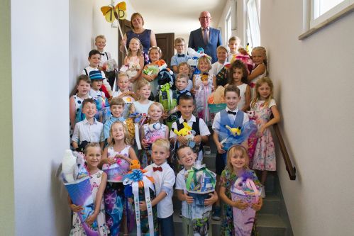 Klasse 1b Klassenleiter Herr Kopschina und Erzieherin Frau Schuster