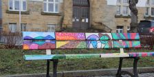 Schüler gestalten Kunst-Bänke vor dem Rathaus