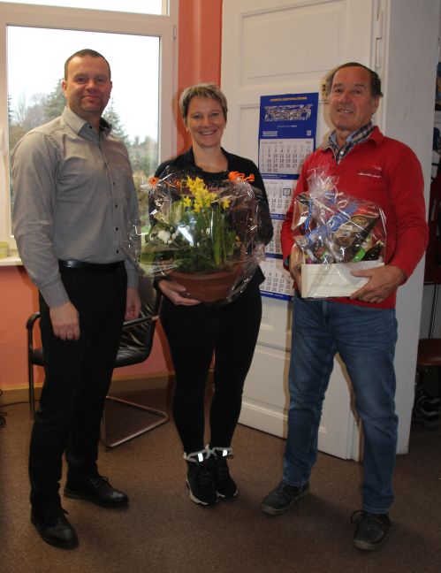 Bürgermeister Stefan Schneider (l.) gratuliert Sindy Sprenger (m.) und Jörg Sprenger (r.) zum erfolgreichen Führungswechsel