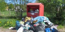  So geht es nicht: Umfeld der Altkleidercontainer wird immer mehr vermüllt