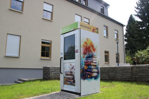 Bücherzelle vor der einstigen Schule in Hauswalde