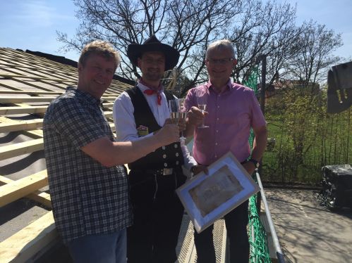 Die Geschäftsführer der Elastic Belts GmbH Heiko Grundmann (links) und Tino Standfuß (rechts) mit dem Dachdeckermeister.