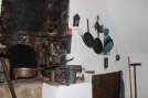 Schwarze Küche mit Steigschornstein