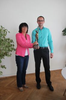 Bürgermeisterin Kerstin Ternes und Wirtschaftsförderer Andé Riffel halten den begehrten Pokal in den Händen